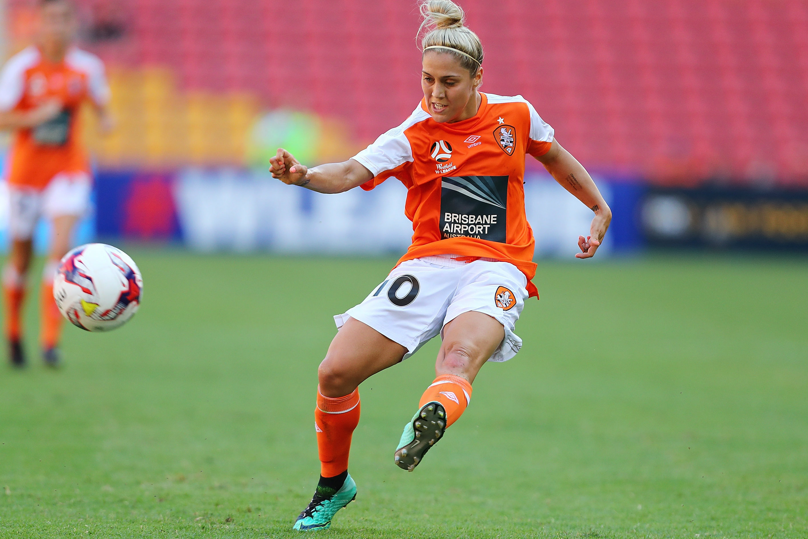 Katrina Gorry gets a pass away in Roar's loss to the Glory.